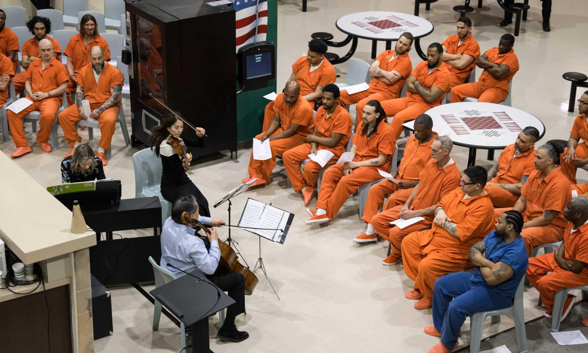 ROC城市音乐会的高架视图为被监禁的人演奏音乐.